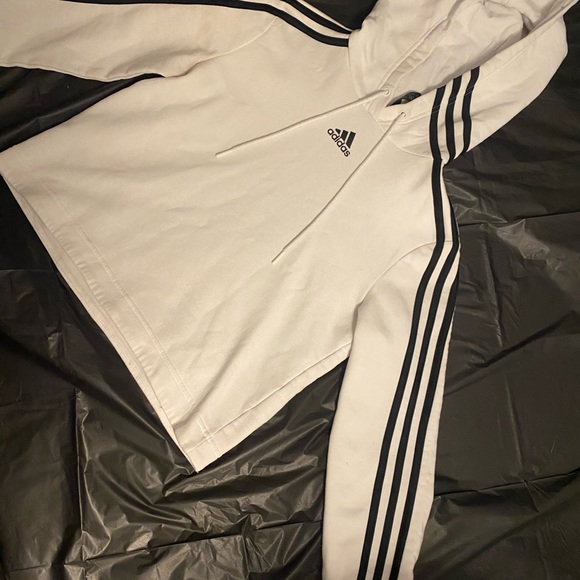 Black and white cropped adidas sweatshirt - Picture 2 of 5